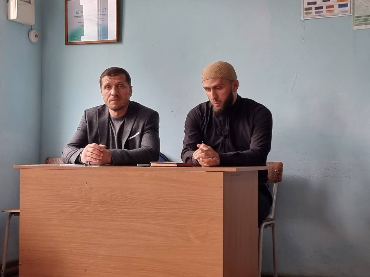 в МКОУ Хупринская СОШ совместно с представителями духовенства Цунтинского района прошла встреча по профилактической направленности работы с работниками и учащимися.