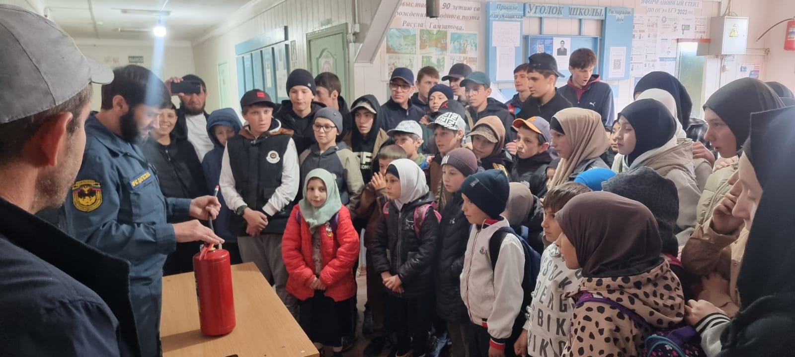 Сегодня в нашей школе командир отделения ПЧ-39 с. Кидеро ППС РД по Цунтинскому району Магомедов Малик Магомедович провел беседу с педагогами и учащимися, посвященную пожарной безопасности.